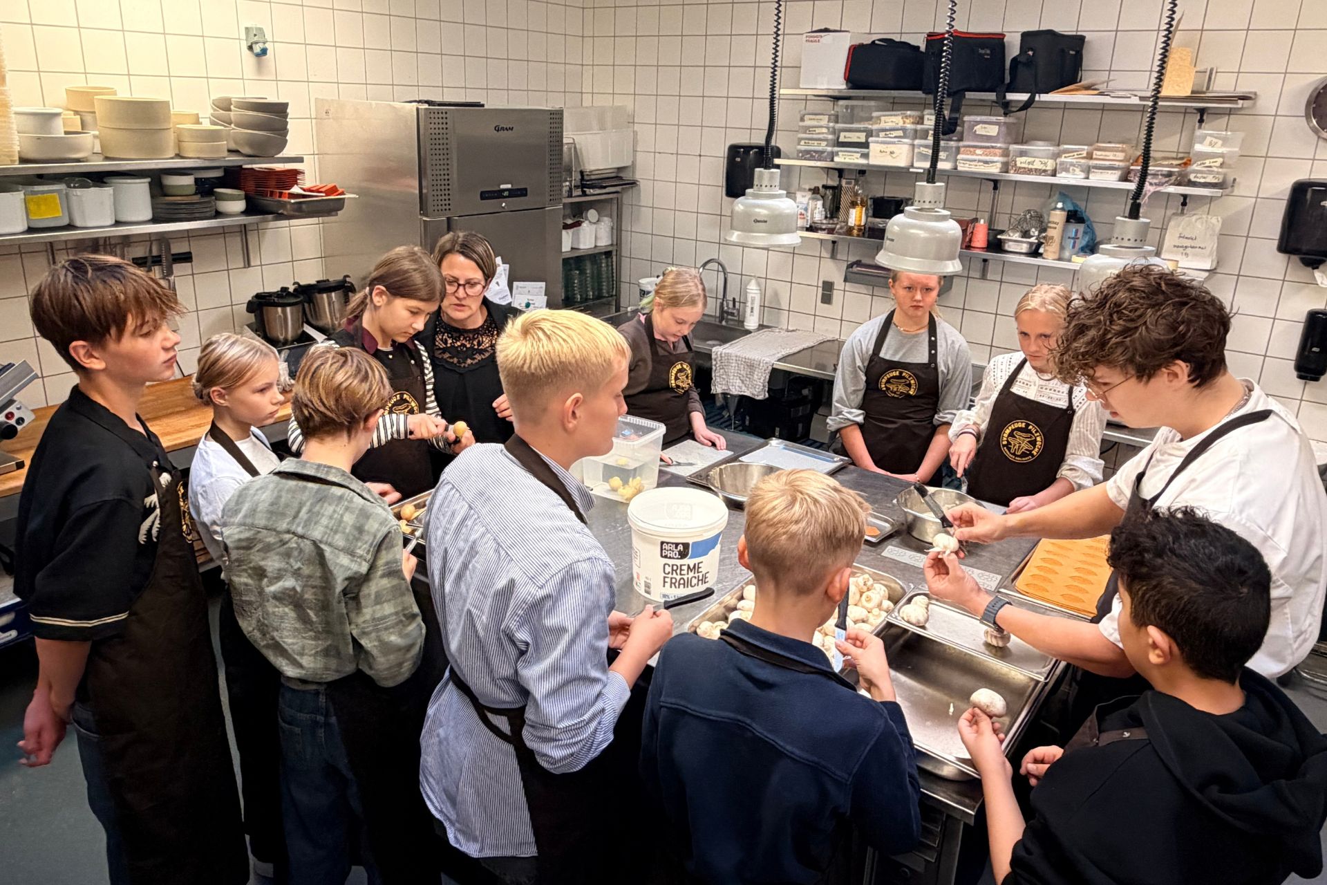 Eleverne kom også en tur i køkkenet, hvor de skulle forberede middagen. Foto: PR