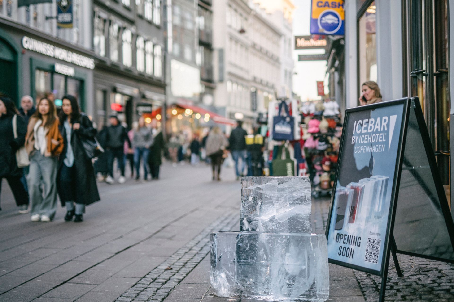 Indgangen til Icebar på en sidegade til Strøget. Foto: Asaf Kliger