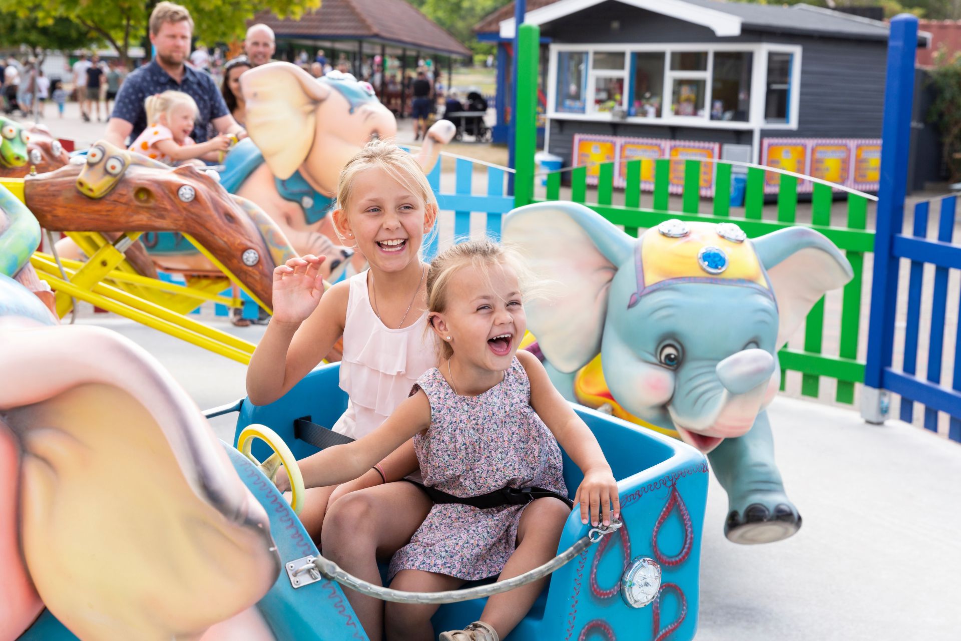 Børn Hygger Sig I Forlystelse I Sommerland Sjælland
