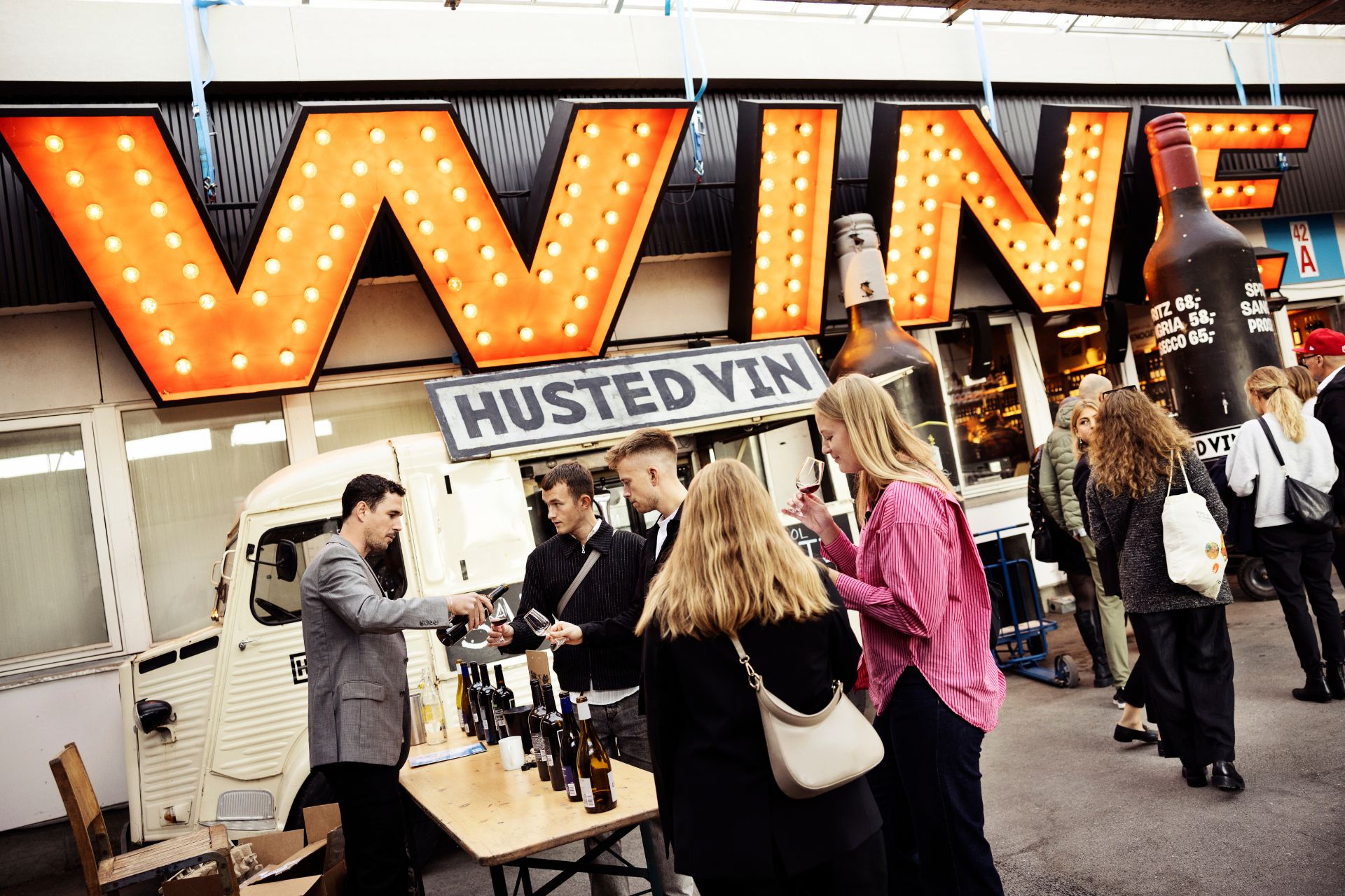 Salg og snak om forskellige vine. Husted Gruppen sælger både engros og til private. Foto: Husted Gruppen.